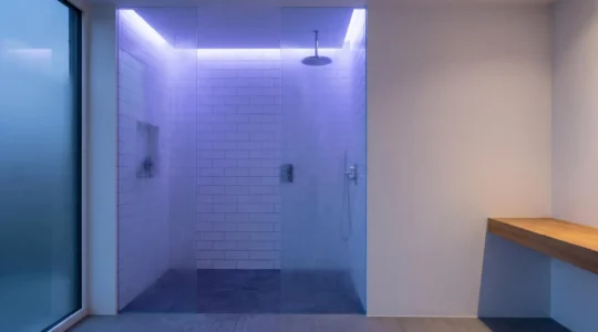 Doccia moderna con illuminazione cromoterapica blu viola per favorire il sonno profondo