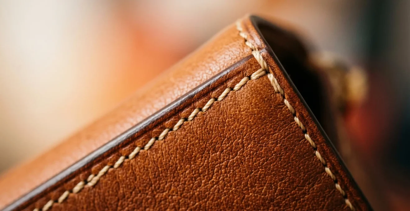 Dettaglio di borsa in pelle di lusso con texture raffinata e finiture artigianali impeccabili
