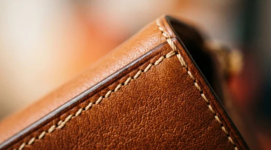 Dettaglio di borsa in pelle di lusso con texture raffinata e finiture artigianali impeccabili