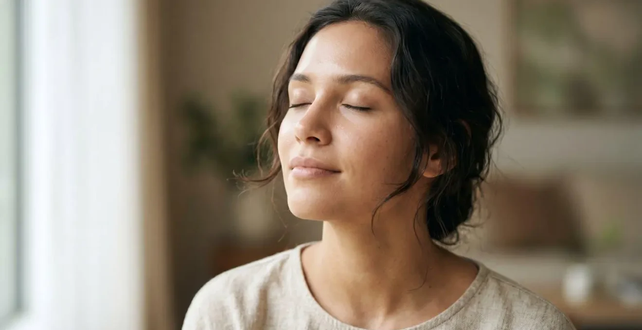 Volto femminile con pelle luminosa e riposata dopo recupero da insonnia