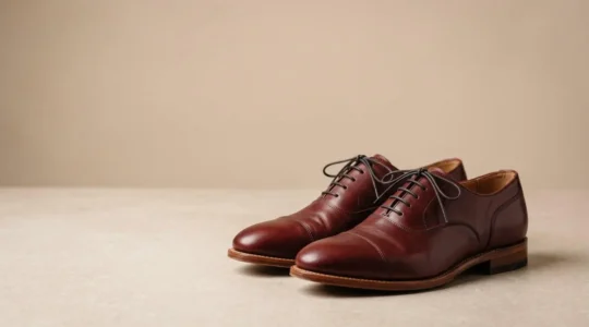 Eleganti scarpe in cuoio nuovo su superficie minimalista che evocano stile e comfort